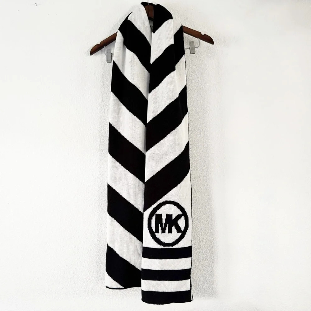 MK Chic Chevron Knit Michael Kors Logo Wrap Scarf Derby Modern Luxury LIKE NEW
